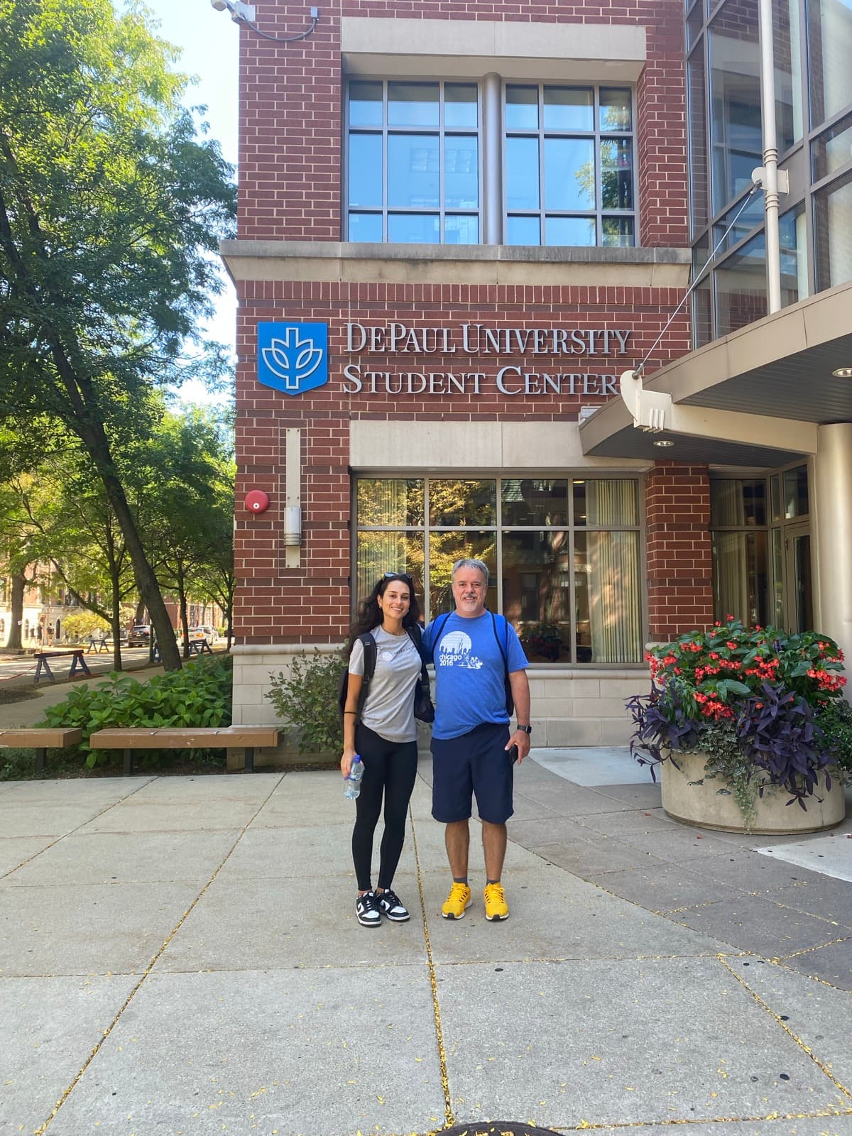 DePaul University öğrenci merkezi girişinde