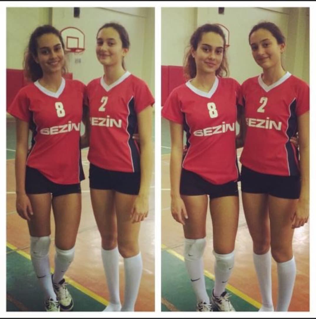 Volley Abroad'un kurucusu iki kız kardeş kulüp formalarıyla